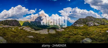 Panoramablick auf die Gipfel und Felswände der Pala-Gruppe, Cimon della Pala, einer der wichtigsten Gipfel, der sich vom Rollepass aus abragt. Stockfoto