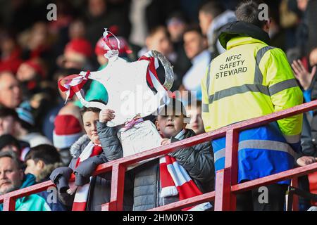 Ein junger Fan hält vor dem heutigen Spiel eine Splitter-Folie F A Cup vor sich Stockfoto