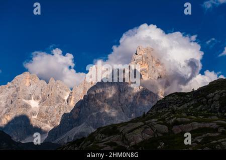 CIMON della Pala, Cima di Vezzana und Cima dei Bureloni (von rechts), drei der wichtigsten Gipfel der Pala-Gruppe, von oberhalb des Rollepasses gesehen. Stockfoto