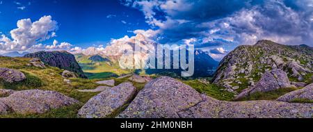 Panoramablick auf die Gipfel und Felswände der Pala-Gruppe, Cimon della Pala, einer der wichtigsten Gipfel, der sich vom Rollepass aus abragt. Stockfoto