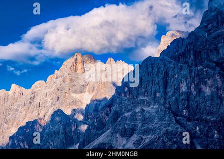 Die Cima dei Bureloni und die Cima di Vezzana (von links), drei der wichtigsten Gipfel der Pala-Gruppe, von oberhalb des Rollepasses gesehen. Stockfoto