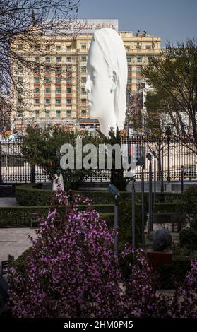 Madrid, Spanien - 6th. März 2021: 12-Meter-Skulptur von Jaume Plensa am Colon-Platz über dem Fernan Gomez-Kunstzentrum, Madrid, Spanien Stockfoto