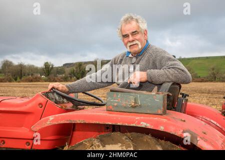 Lisselan, Clonakilty, Cork, Irland. 06th. Februar 2022. Jim Clancy aus Rossmore an seiner Universial 445 1968, während er am jährlichen Clodagh-Pflügsspiel teilnahm, das auf dem Land der Twomey Family, Lisselan, Co. Cork, Irland, stattfand. - Credit; David Creedon / Alamy Live News Stockfoto