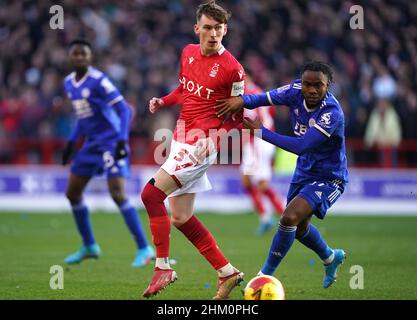 James Garner von Nottingham Forest (Mitte) und Ademola Lookman von Leicester City (rechts) kämpfen um den Ball und während des vierten Runden-Spiels des Emirates FA Cup auf dem City Ground in Nottingham. Bilddatum: Sonntag, 6. Februar 2022. Stockfoto