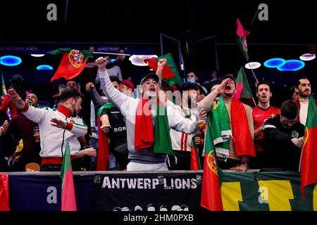 AMSTERDAM, NIEDERLANDE - 6. FEBRUAR: Fans Portugals beim Männer-Futsal-EM 2022-Finale zwischen Portugal und Russland im Ziggo Dome am 6. Februar 2022 in Amsterdam, Niederlande (Foto: Jeroen Meuwsen/Orange Picles) Stockfoto