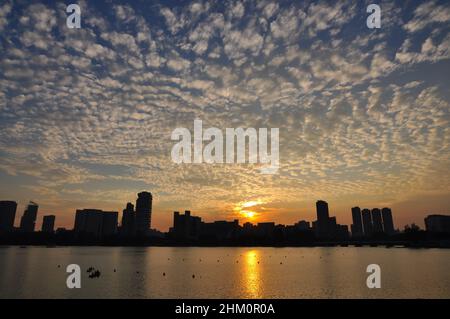 Die Skyline von Singapur, Kallang River und der Sonnenuntergang Stockfoto