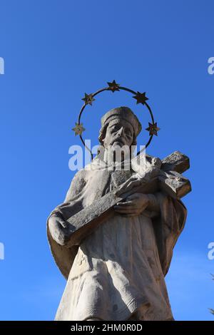 Eine barocke Dorfstatue des Hl. Johannes Nepomuk, Tschechische Republik Stockfoto