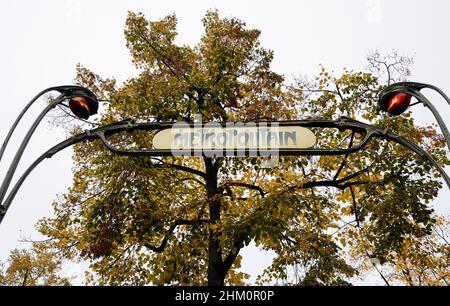 18. Oktober 2021, Frankreich, Paris: Über dem Eingang zur Pariser Metro hängt ein Schild "Metropolitain". Foto: Jan Woitas/dpa-Zentralbild/ZB Stockfoto