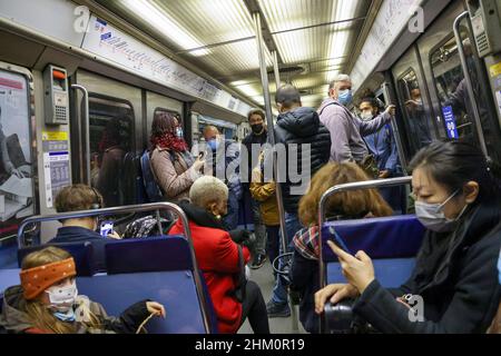 20. Oktober 2021, Frankreich, Paris: Passagiere nutzen die Pariser Metro mit Masken. Foto: Jan Woitas/dpa-Zentralbild/ZB Stockfoto