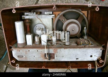 In einem Vintage 1949 COSSOR Melodielodie Maker Radio, das Lautsprecher, Ventile und andere elektrische Komponenten zeigt Stockfoto