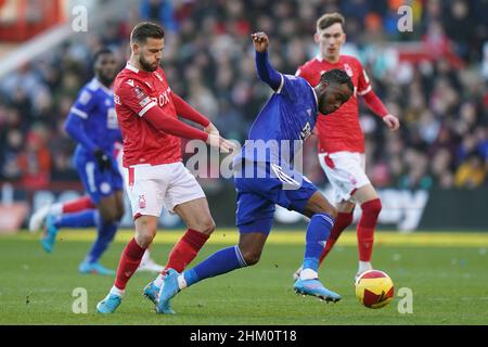 Philip Zinckernagel von Nottingham Forest (links) und Ademola Lookman von Leicester City kämpfen beim vierten Lauf des Emirates FA Cup auf dem City Ground, Nottingham, um den Ball. Bilddatum: Sonntag, 6. Februar 2022. Stockfoto