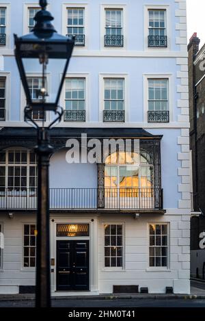 Schönes Gebäude, erbaut zwischen 17th und 19th Jahrhundert, in der vornehmen St. James's Gegend, City of Westminster, London, England, Großbritannien Stockfoto