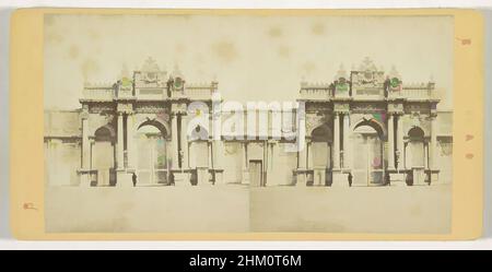 Art inspired by entrance to Dolmabahçe Palace, Istanbul, Portal zum Palast des Sultans, Constantinople, Verlag: E. Linde & Co. (Sophus Williams), Dolmabahçepaleis, Verlag: Berlin, 1873 - 1890, Karton, Papier, Albumendruck, Höhe 88 mm × Breite 177 mm, Classic Works modernisiert von Artotop mit einem Schuss Moderne. Formen, Farbe und Wert, auffällige visuelle Wirkung auf Kunst. Emotionen durch Freiheit von Kunstwerken auf zeitgemäße Weise. Eine zeitlose Botschaft, die eine wild kreative neue Richtung verfolgt. Künstler, die sich dem digitalen Medium zuwenden und die Artotop NFT erschaffen Stockfoto