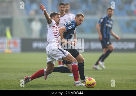 Bergamo, Italien, 6th. Februar 2022. Teun Koopmeiners von Atalanta tusles mit Alberto Grassi von Cagliari während der Serie A Spiel im Gebiss Stadium, Bergamo. Bildnachweis sollte lauten: Jonathan Moscrop / Sportimage Stockfoto