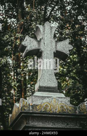 Baufälliger überwucherter Grabstein, Nunhead Cemetery, London, England, Großbritannien Stockfoto