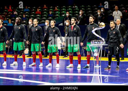 AMSTERDAM, NIEDERLANDE - 6. FEBRUAR: Team von Portugal, Vordergrund: Cup, Trophäe während des Herren Futsal Euro 2022 Finalmatches zwischen Portugal und Russland im Ziggo Dome am 6. Februar 2022 in Amsterdam, Niederlande (Foto: Marcel ter Bals/Orange Picles) Stockfoto