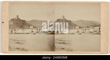 Kunst inspiriert von Blick auf Cochem und die Reichsburg, Cochem. Panorama von Osten, die Mosel und Umgedend, Sophus Williams, Verlag: Sophus Williams, Cochem, Verlag: Berlin, 1881, Karton, Papier, Albumendruck, Höhe 86 mm × Breite 177 mm, Classic Works modernisiert von Artotop mit einem Schuss Moderne. Formen, Farbe und Wert, auffällige visuelle Wirkung auf Kunst. Emotionen durch Freiheit von Kunstwerken auf zeitgemäße Weise. Eine zeitlose Botschaft, die eine wild kreative neue Richtung verfolgt. Künstler, die sich dem digitalen Medium zuwenden und die Artotop NFT erschaffen Stockfoto