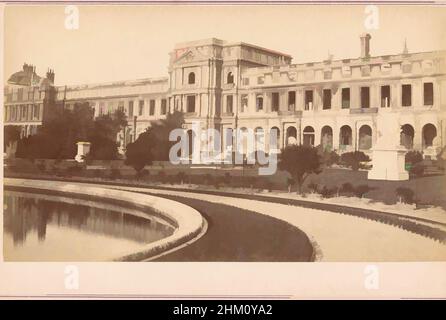 Kunst inspiriert vom Blick auf den Palais des Tuileries in Paris nach dem Brand der Pariser Kommune Ernest Ladrey, Paris, 28-Mai-1871 - in oder vor 1872, Karton, Albumendruck, Höhe 108 mm × Breite 163 mm, Klassische Werke, die von Artotop mit einem Schuss Moderne modernisiert wurden. Formen, Farbe und Wert, auffällige visuelle Wirkung auf Kunst. Emotionen durch Freiheit von Kunstwerken auf zeitgemäße Weise. Eine zeitlose Botschaft, die eine wild kreative neue Richtung verfolgt. Künstler, die sich dem digitalen Medium zuwenden und die Artotop NFT erschaffen Stockfoto