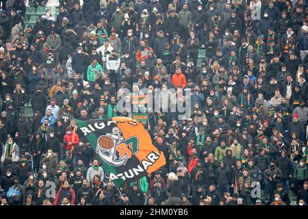 Neapel, Friaul Julisch Venetien, Italien. 6th. Februar 2022. Während des italienischen Serie A Fußballmatches FC Venezia gegen SSC Napoli am 06. Februar 2022 im Pier Luigi Penzo Stadion in Venedig.in Bild: Unterstützer Venedig (Bild: © Fabio Sasso/ZUMA Press Wire) Stockfoto