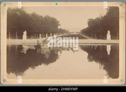 Kunst inspiriert von Blick auf den Garten von Versailles mit Le Bassin d'Apollon, Parc de Versailles, Le Bassin d'Apollon, Étienne Neurdein, Versailles, 1870 - 1900, Karton, Albumendruck, Höhe 107 mm × Breite 163 mm, Classic Works modernisiert von Artotop mit einem Schuss Modernität. Formen, Farbe und Wert, auffällige visuelle Wirkung auf Kunst. Emotionen durch Freiheit von Kunstwerken auf zeitgemäße Weise. Eine zeitlose Botschaft, die eine wild kreative neue Richtung verfolgt. Künstler, die sich dem digitalen Medium zuwenden und die Artotop NFT erschaffen Stockfoto