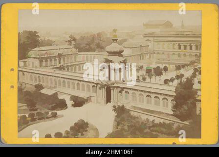 Kunst inspiriert vom Blick auf den Zwinger in Dresden, Zwinger von Weber's Hotel, Dresden, Dresden, 1850 - 1900, Karton, Albumen Print, Höhe 107 mm × Breite 166 mm, Classic Works modernisiert von Artotop mit einem Schuss Moderne. Formen, Farbe und Wert, auffällige visuelle Wirkung auf Kunst. Emotionen durch Freiheit von Kunstwerken auf zeitgemäße Weise. Eine zeitlose Botschaft, die eine wild kreative neue Richtung verfolgt. Künstler, die sich dem digitalen Medium zuwenden und die Artotop NFT erschaffen Stockfoto