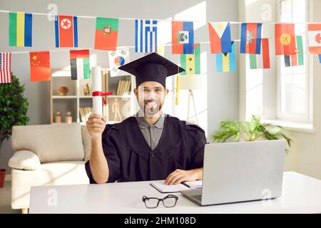 Porträt eines lächelnden Mannes in Mantel mit internationalem Diplom Stockfoto
