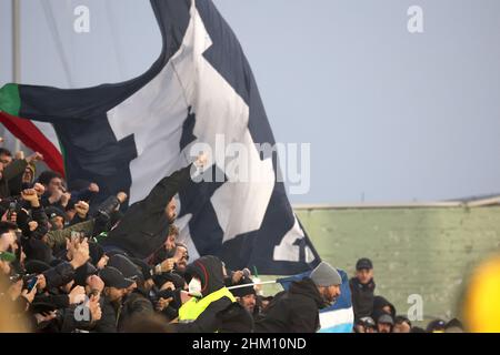 Neapel, Friaul Julisch Venetien, Italien. 6th. Februar 2022. Während des italienischen Serie A Fußballmatches FC Venezia gegen SSC Napoli am 06. Februar 2022 im Pier Luigi Penzo Stadion in Venedig.in Bild: Unterstützer SSC Napoli (Bildnachweis: © Fabio Sasso/ZUMA Press Wire) Stockfoto