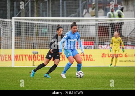 Frankfurt, Deutschland. 06th. Februar 2022. Frankfurt, Deutschland, Februar 6th Sara Doorsoun (33 Frankfurt) und Svenja Foelmli (13 Freiburg) beim Flyeralarm Frauen-Bundesliga 2021/2022 Spiel zwischen Eintracht Frankfurt und SC Freiburg im Stadion Brentanobad in Frankfurt am Main. Norina Toenges/Sports Press Phot Credit: SPP Sport Press Photo. /Alamy Live News Stockfoto