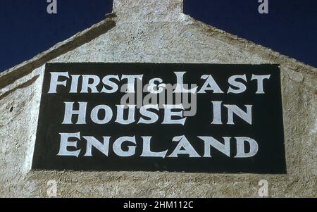 1954, historisch, Schild an der Wand für das 'First & Last House in England', ein kleines Häuschen am äußersten Ende Englands, am Land's End, Cornwall. Eine Dame namens Gracie Thomas, die Ende 1800s erbaut wurde, verkaufte Erfrischungen und kleine Felsbrocken, die mit den Worten „Land End“ als Andenken von ihr geprägt waren, mit einem Schild an der fernen Wand, das damals das „First & Last Refreshment House in England“ sagte. Während eines großen Teilen des 19th. Jahrhunderts war es einfach als das 'erste und letzte Haus in England' bekannt. Die Hütte wurde später zur Seite und nach hinten erweitert und wurde 1988 zum denkmalgeschützten Gebäude der Klasse II. Stockfoto