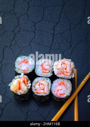 KrabbenSushi wurde auf traditionelle japanische Art serviert Stockfoto