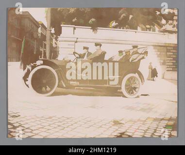 Kunst inspiriert von Unbekannter Firma in einem Auto, c. 1915 - c. 1925, fotografischer Träger, Silbergelatine-Druck, Höhe 87 mm × Breite 113 mm, Classic Works modernisiert von Artotop mit einem Schuss Modernität. Formen, Farbe und Wert, auffällige visuelle Wirkung auf Kunst. Emotionen durch Freiheit von Kunstwerken auf zeitgemäße Weise. Eine zeitlose Botschaft, die eine wild kreative neue Richtung verfolgt. Künstler, die sich dem digitalen Medium zuwenden und die Artotop NFT erschaffen Stockfoto