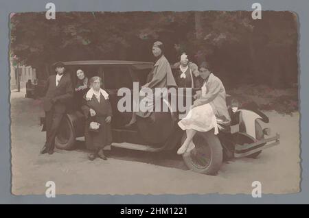 Kunst inspiriert von Gruppenportrait einer unbekannten Firma um ein Auto, Adriaan Schoen, Bergen (Noord-Holland), c.. 1920 - c. 1935, fotografischer Träger, Silbergelatine-Druck, Höhe 87 mm × Breite 138 mm, Classic Works modernisiert von Artotop mit einem Schuss Modernität. Formen, Farbe und Wert, auffällige visuelle Wirkung auf Kunst. Emotionen durch Freiheit von Kunstwerken auf zeitgemäße Weise. Eine zeitlose Botschaft, die eine wild kreative neue Richtung verfolgt. Künstler, die sich dem digitalen Medium zuwenden und die Artotop NFT erschaffen Stockfoto