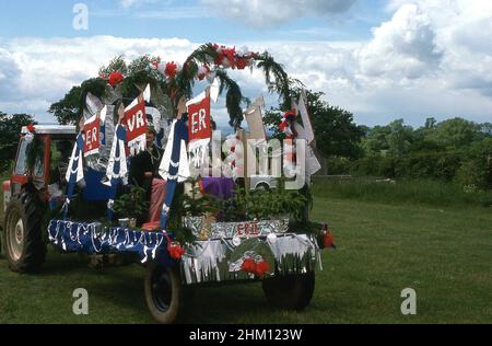 1977, historisch, auf der Rückseite eines Traktors, ein dekorierter Parade-Festwagen zur Feier des Silberjubiläums von Königin Elizabeth II, England, Großbritannien. Stockfoto