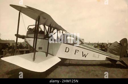 Kunst inspiriert von Flugzeugen der Deutschen Flugzeug-Werke, 24-Aug-1919, fotografische Unterstützung, Gelatine-Silberdruck, Höhe 120 mm × Breite 180 mm, Klassische Werke von Artotop mit einem Schuss Moderne modernisiert. Formen, Farbe und Wert, auffällige visuelle Wirkung auf Kunst. Emotionen durch Freiheit von Kunstwerken auf zeitgemäße Weise. Eine zeitlose Botschaft, die eine wild kreative neue Richtung verfolgt. Künstler, die sich dem digitalen Medium zuwenden und die Artotop NFT erschaffen Stockfoto