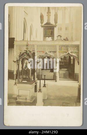 Kunst inspiriert vom Inneren der Kirche St. Peter, Leuven, Louvain. Intérieur de l'Eglise St. Pierre, La Belgique Pittoresque, Jules Hippolyte Queval, Louvain, 1872 - 1875, Papier, Karton, Albumendruck, Höhe 107 mm × Breite 68 mm, Classic Works modernisiert von Artotop mit einem Schuss Moderne. Formen, Farbe und Wert, auffällige visuelle Wirkung auf Kunst. Emotionen durch Freiheit von Kunstwerken auf zeitgemäße Weise. Eine zeitlose Botschaft, die eine wild kreative neue Richtung verfolgt. Künstler, die sich dem digitalen Medium zuwenden und die Artotop NFT erschaffen Stockfoto