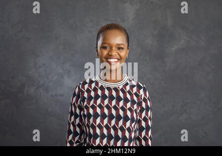 Porträt einer glücklichen, schönen afroamerikanischen Frau mit einem wunderschönen schneeweißen Lächeln. Stockfoto