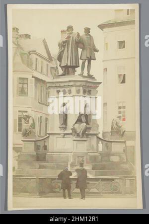 Kunst inspiriert vom Gutenberg-Denkmal mit Gutenberg-Statuen, Hans Fust und Peter Schöffer in Frankfurt am Main, Statue Guttenberg, Ffurt A/Main, Eduard Schmidt von der Launitz, Frankfurt am Main, 1860 - 1875, fotografische Unterstützung, Papier, Albumen Print, Höhe 98 mm × Breite 63 mm, Classic Works modernisiert von Artotop mit einem Schuss Moderne. Formen, Farbe und Wert, auffällige visuelle Wirkung auf Kunst. Emotionen durch Freiheit von Kunstwerken auf zeitgemäße Weise. Eine zeitlose Botschaft, die eine wild kreative neue Richtung verfolgt. Künstler, die sich dem digitalen Medium zuwenden und die Artotop NFT erschaffen Stockfoto