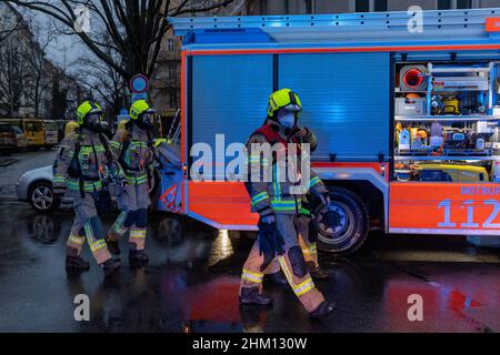 Berlin, Deutschland. 06th. Februar 2022. Rettungsfahrzeuge der Feuerwehr stehen auf der Straße in einem Haus für Obdachlose. Im Untergeschoss des mehrstöckigen Gebäudes war ein Feuer ausgebrochen. Nach Angaben eines Sprechers ist es der Feuerwehr gelungen, den Brand relativ schnell zu löschen. Quelle: Carsten Koall/dpa/Alamy Live News Stockfoto