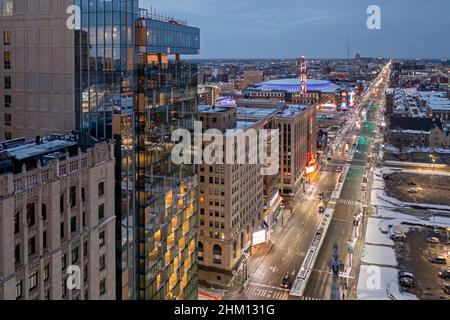 Detroit, Michigan - Downtown Detroit nach Sonnenuntergang. Der Blick geht nach Norden auf die Woodward Avenue Stockfoto
