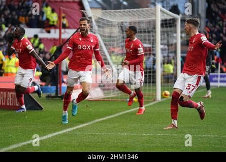 Philip Zinckernagel von Nottingham Forest (Mitte links) feiert das erste Tor seiner Spielmannschaft während des vierten Runden-Spiels des Emirates FA Cup auf dem City Ground in Nottingham. Bilddatum: Sonntag, 6. Februar 2022. Stockfoto