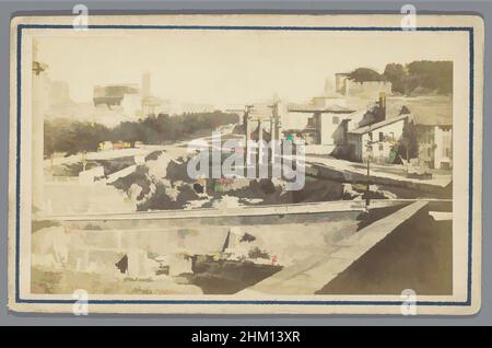 Kunst inspiriert vom Blick auf das Forum Romanum, Rom, Ancien Forum à Rom, Rom, 1855 - 1885, Karton, Papier, Albumen Print, Höhe 67 mm × Breite 107 mm, Classic Works modernisiert von Artotop mit einem Schuss Moderne. Formen, Farbe und Wert, auffällige visuelle Wirkung auf Kunst. Emotionen durch Freiheit von Kunstwerken auf zeitgemäße Weise. Eine zeitlose Botschaft, die eine wild kreative neue Richtung verfolgt. Künstler, die sich dem digitalen Medium zuwenden und die Artotop NFT erschaffen Stockfoto