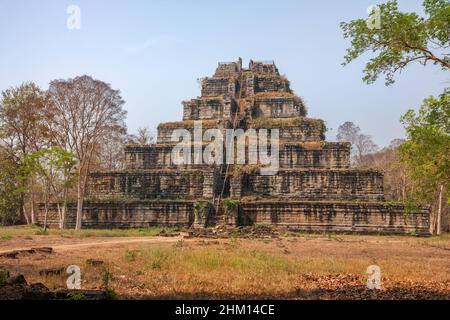 Einzigartiger Tempel von Prasat Prang in Form einer 7-stufigen Pyramide in der verlassenen antiken Stadt Koh Ker, Provinz Siem Reap, Kambodscha Stockfoto