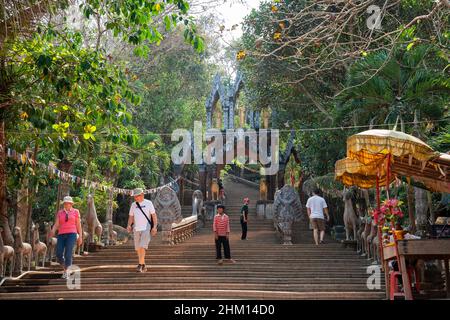 Phnom Kulen, Kambodscha - Februar 2013: Touristen besuchen den Tempel Wat Preah Ang Thom. Tor und Treppe zum Tempel des Reclining Buddha Stockfoto