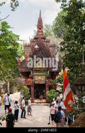 Phnom Kulen, Kambodscha - Februar 2013: Wunderschöne Pagode im Wat Preah Ang Thom Tempel. Eine Gruppe chinesischer Touristen auf einer Tour durch einen kambodschanischen Tempel Stockfoto