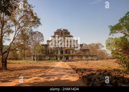 Einzigartiger Tempel von Prasat Prang in Form einer Pyramide in der verlassenen antiken Stadt Koh Ker, Provinz Siem Reap, Kambodscha Stockfoto