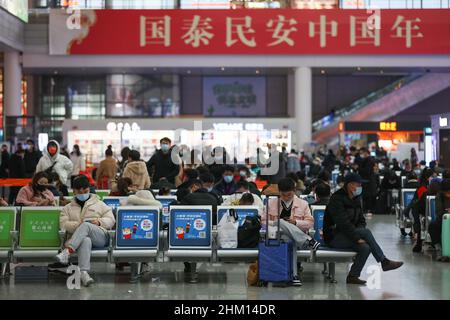 Shanghai. 6th. Februar 2022. Am 6. Februar 2022 warten Passagiere auf den Zug im Shanghai Hongqiao Railway Station im ostchinesischen Shanghai. China hat am Sonntag eine Zunahme der Passagierreisen erlebt, da der diesjährige Frühlingsfeiertag zu Ende geht. Quelle: Wang Xiang/Xinhua/Alamy Live News Stockfoto