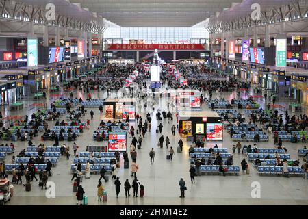 Shanghai. 6th. Februar 2022. Am 6. Februar 2022 warten Passagiere auf den Zug im Shanghai Hongqiao Railway Station im ostchinesischen Shanghai. China hat am Sonntag eine Zunahme der Passagierreisen erlebt, da der diesjährige Frühlingsfeiertag zu Ende geht. Quelle: Wang Xiang/Xinhua/Alamy Live News Stockfoto