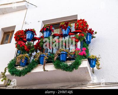 Nerja hat ein gemäßigtes Klima, was bedeutet, dass die Stadt jeden Monat des Jahres mit Blumen gefüllt ist. Es schützt seine traditionelle Architektur und seinen Charme Stockfoto