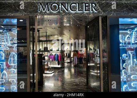 Hongkong, China. 06th. Februar 2022. Moncler, eine italienische Luxusmarke, in Hongkong. (Foto von Budrul Chukrut/SOPA Images/Sipa USA) Quelle: SIPA USA/Alamy Live News Stockfoto