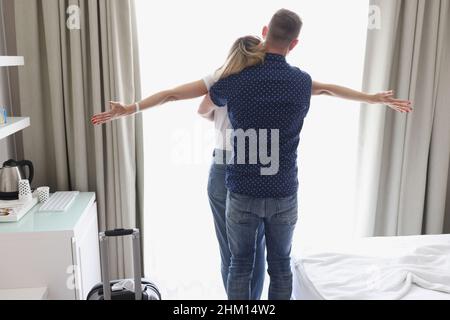 In einem Hotel am Fenster, ein Paar umarmte, Blick nach hinten Stockfoto